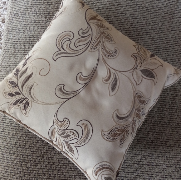 Decorative pillows - Picture 2 of 3